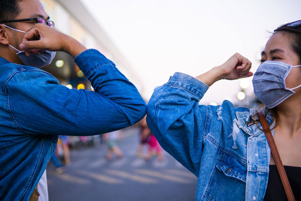 Од Помаже Бог, преко хај и ћао, до лакта о лакат: Да ли ће нас мере социјалног дистанцирања удаљити и духовно?